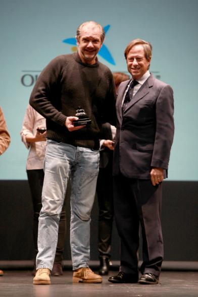 Gala del Voluntariado 2016 - Imagen del alcalde García de Vinuesa en el escenario con uno de los galardonados.