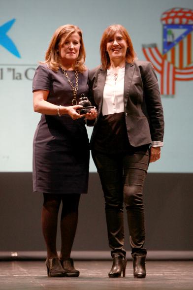 Gala del Voluntariado 2016 - Imagen una de las autoridades entregando uno de los galardones.