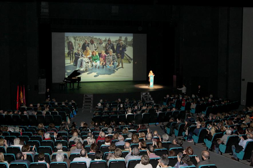 Gala del Voluntariado 2017 - Imagen lejana de una persona dirigiéndose al público asistente.