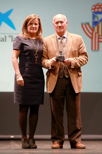 Gala del Voluntariado 2016 - Imagen una de las autoridades entregando uno de los galardones.