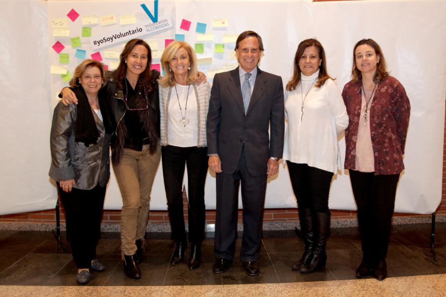 Gala del Voluntariado 2017 - Imagen del alcalde García de Vinuesa posando a la entrada con una mujeres.