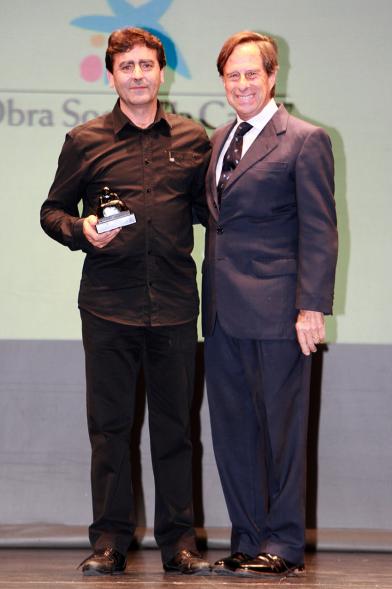 Gala del Voluntariado 2016 - Imagen del alcalde García de Vinuesa en el escenario con uno de los galardonados.