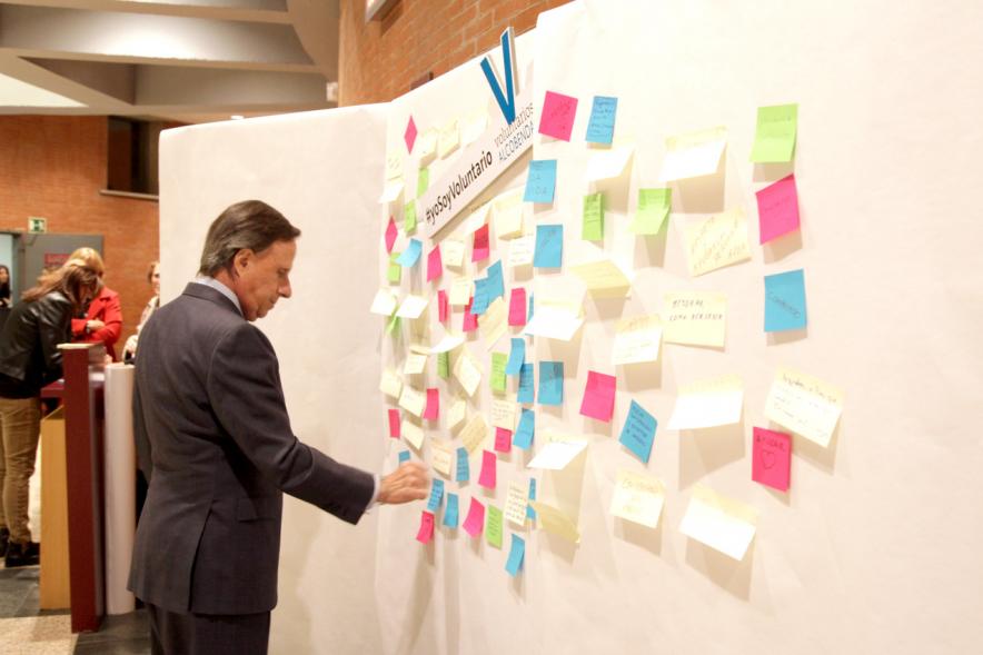 Gala del Voluntariado 2017 - Imagen del alcalde García de Vinuesa pegando una nota en una pared de deseos.