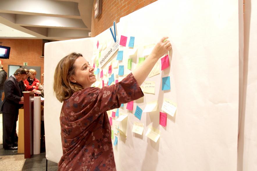Gala del Voluntariado 2017 - Imagen de una persona pegando una nota en una pared de deseos.