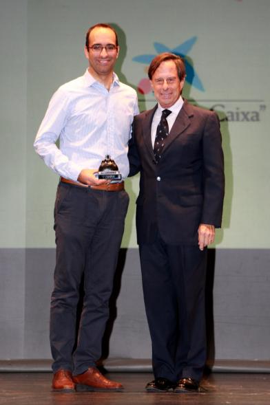 Gala del Voluntariado 2016 - Imagen del alcalde García de Vinuesa en el escenario con uno de los galardonados.