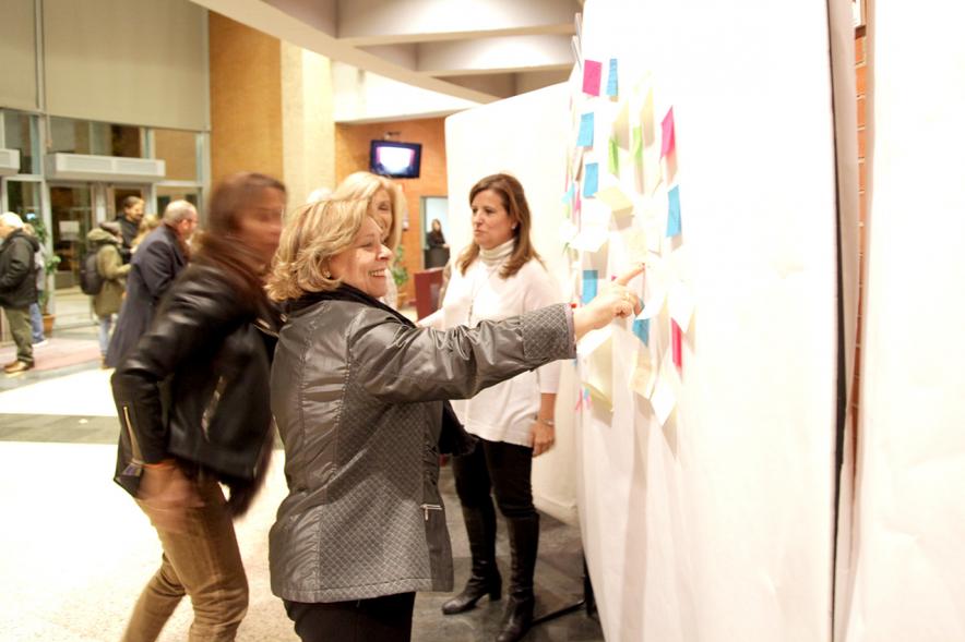 Gala del Voluntariado 2017 - Imagen de una persona pegando una nota en una pared de deseos.