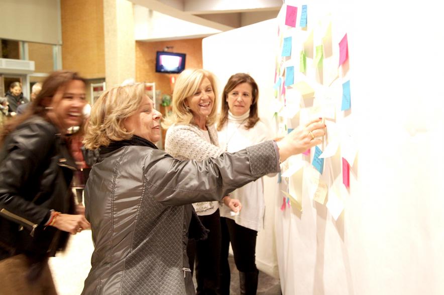 Gala del Voluntariado 2017 - Imagen de una persona pegando una nota en una pared de deseos.