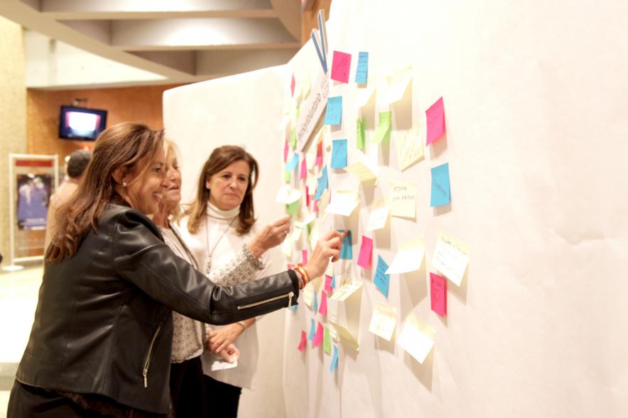 Gala del Voluntariado 2017 - Imagen de una persona pegando una nota en una pared de deseos.