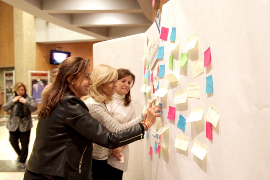 Gala del Voluntariado 2017 - Imagen de una persona pegando una nota en una pared de deseos.