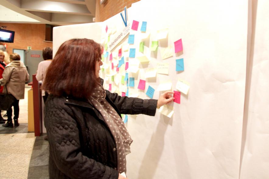 Gala del Voluntariado 2017 - Imagen de una persona pegando una nota en una pared de deseos.