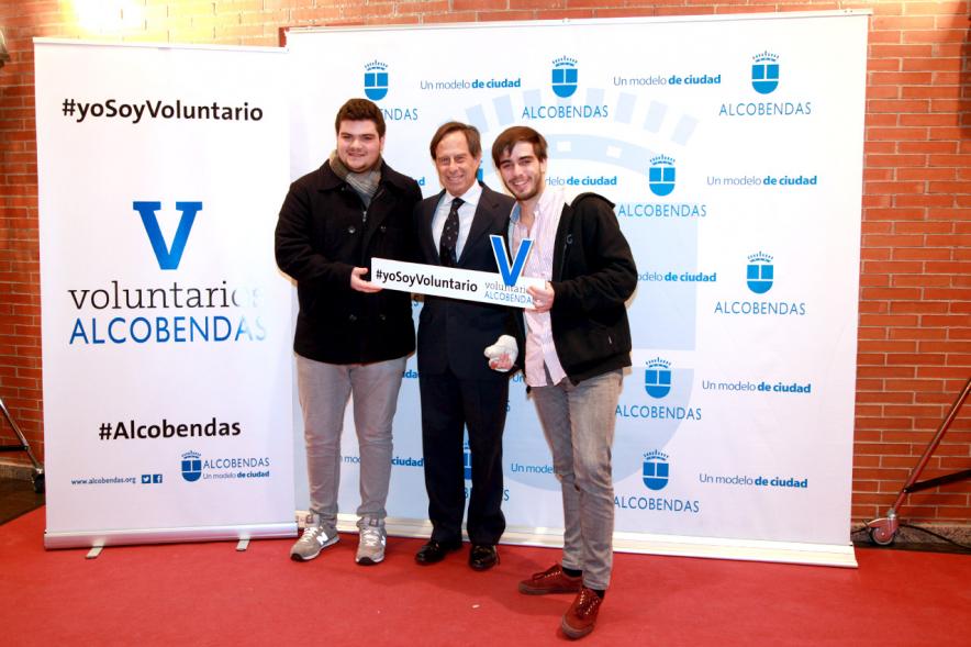 Gala del Voluntariado 2016 - Imagen del alcalde García de Vinuesa en el photocall del evento con asistentes a la gala.