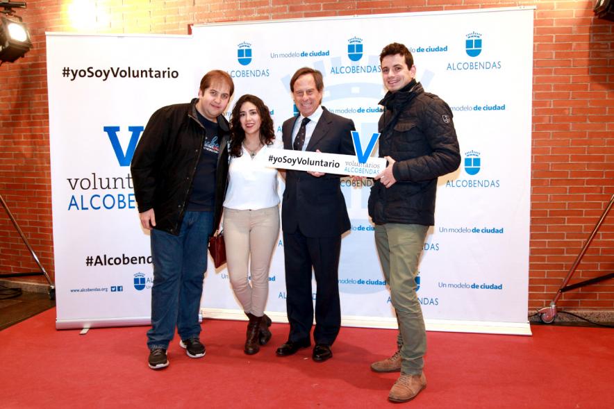 Gala del Voluntariado 2016 - Imagen del alcalde García de Vinuesa en el photocall del evento con asistentes a la gala.