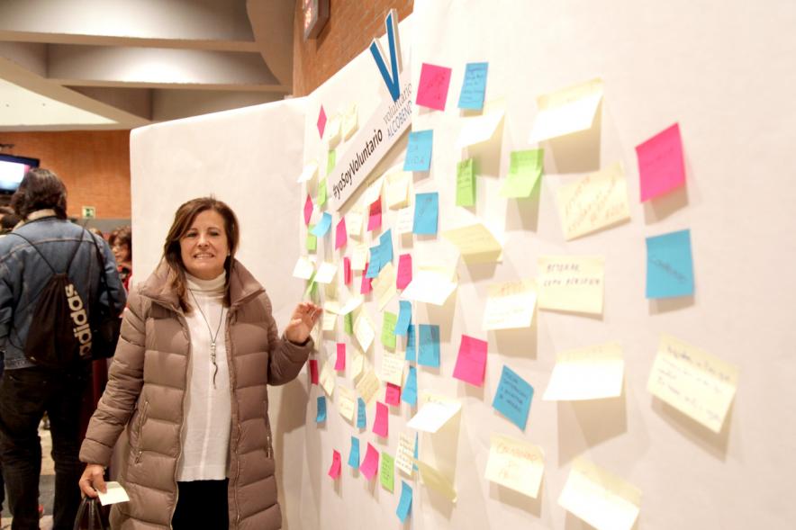 Gala del Voluntariado 2017 - Imagen de una persona pegando una nota en una pared de deseos.
