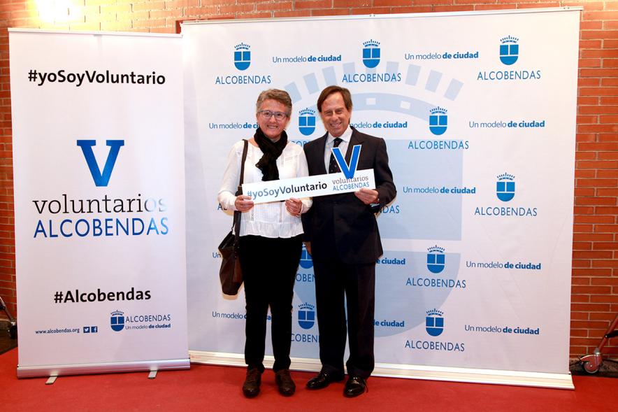Gala del Voluntariado 2016 - Imagen del alcalde García de Vinuesa en el photocall del evento con una asistente a la gala.