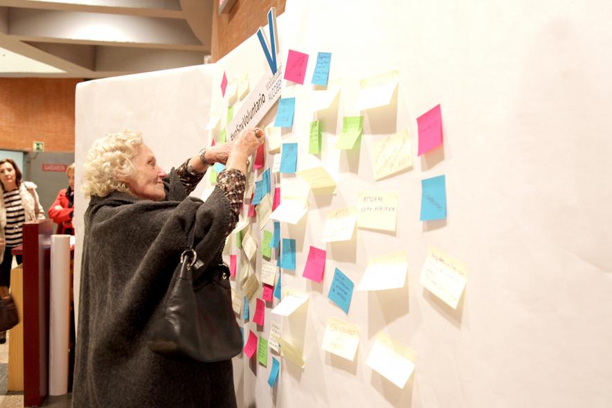 Gala del Voluntariado 2017 - Imagen de una persona pegando una nota en una pared de deseos.