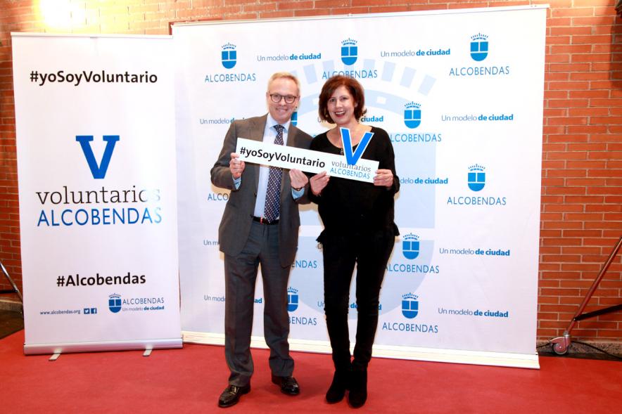 Gala del Voluntariado 2016 - Imagen del alcalde García de Vinuesa en el photocall del evento con una asistente a la gala.