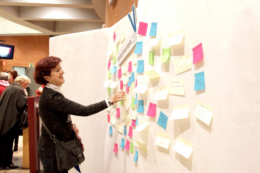 Gala del Voluntariado 2017 - Imagen de una persona pegando una nota en una pared de deseos.