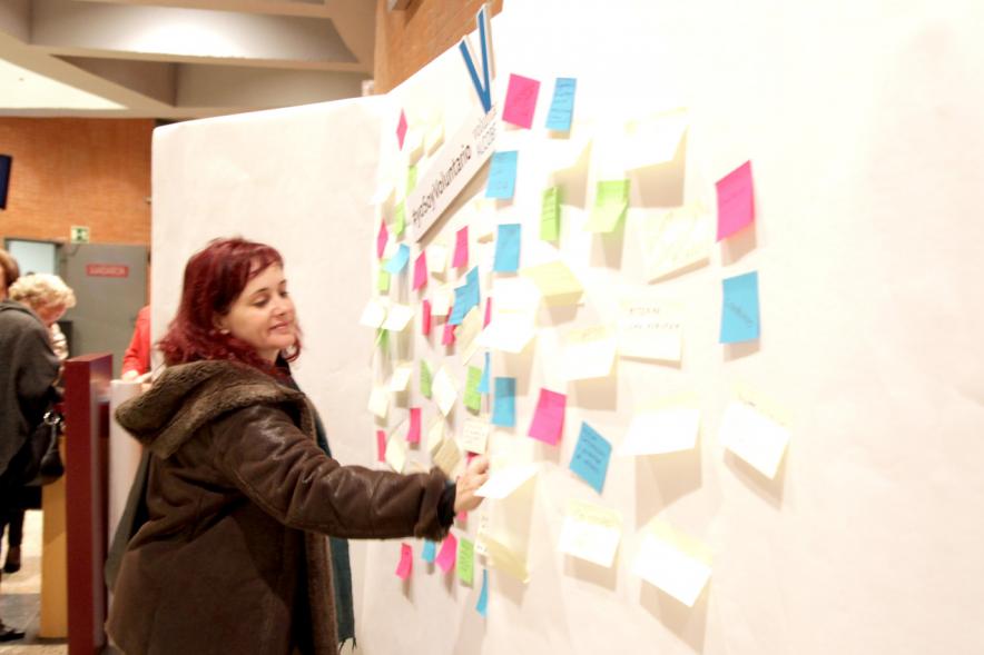 Gala del Voluntariado 2017 - Imagen de una persona pegando una nota en una pared de deseos.