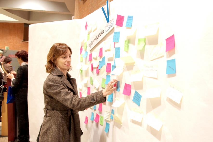 Gala del Voluntariado 2017 - Imagen de una persona pegando una nota en una pared de deseos.