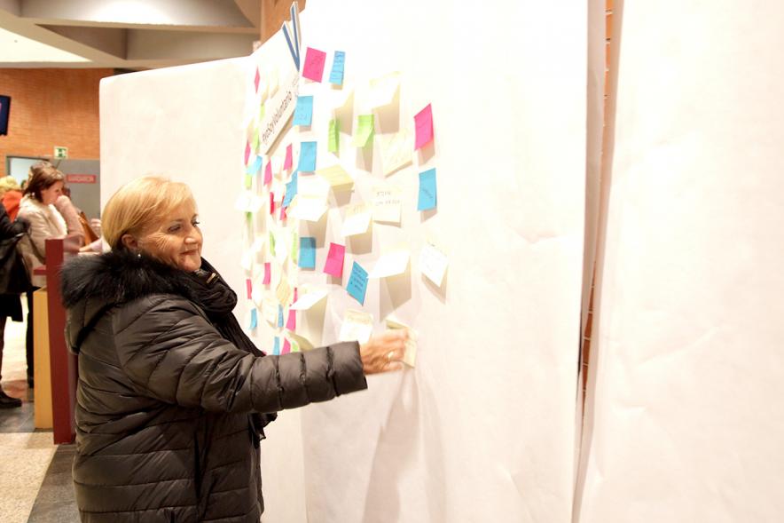 Gala del Voluntariado 2017 - Imagen de una persona pegando una nota en una pared de deseos.