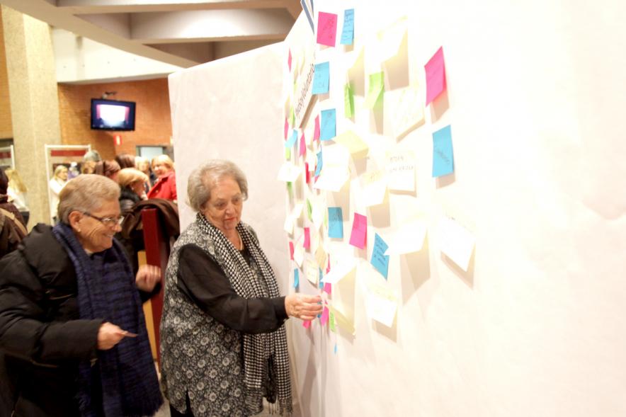 Gala del Voluntariado 2017 - Imagen de una persona pegando una nota en una pared de deseos.