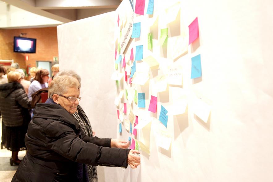 Gala del Voluntariado 2017 - Imagen de una persona pegando una nota en una pared de deseos.