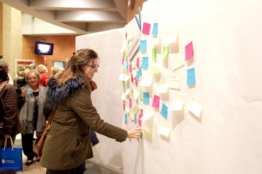 Gala del Voluntariado 2017 - Imagen de una persona pegando una nota en una pared de deseos.