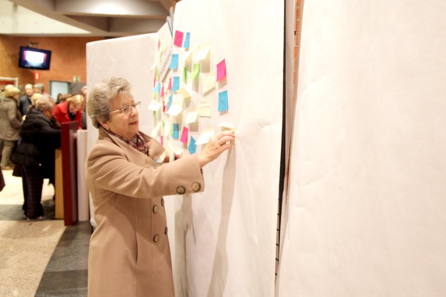 Gala del Voluntariado 2017 - Imagen de una persona pegando una nota en una pared de deseos.