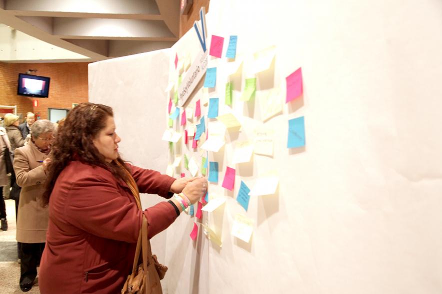 Gala del Voluntariado 2017 - Imagen de una persona pegando una nota en una pared de deseos.