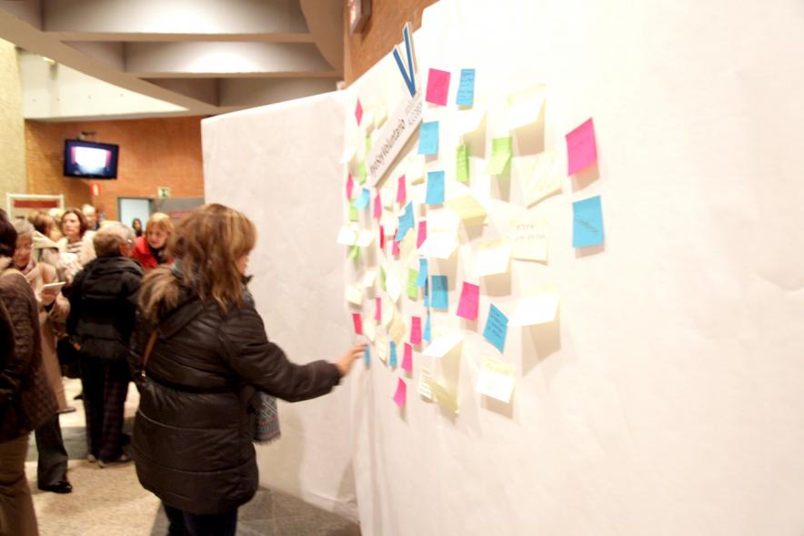 Gala del Voluntariado 2017 - Imagen de una persona pegando una nota en una pared de deseos.