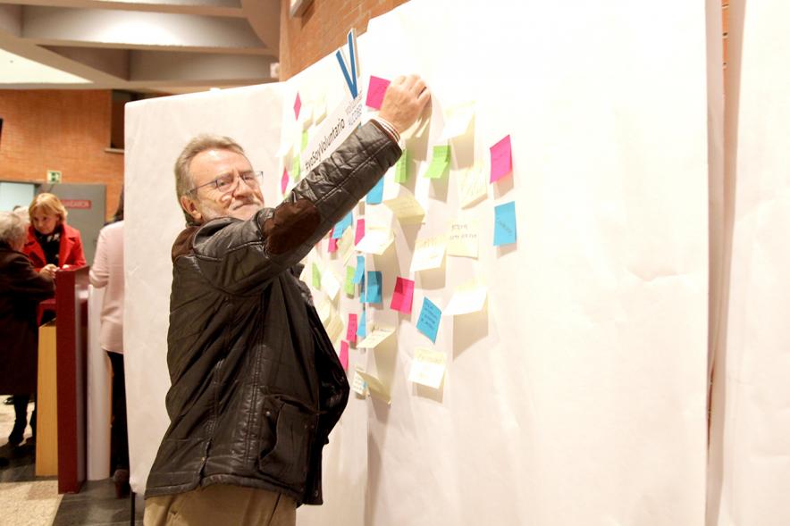 Gala del Voluntariado 2017 - Imagen de una persona pegando una nota en una pared de deseos.
