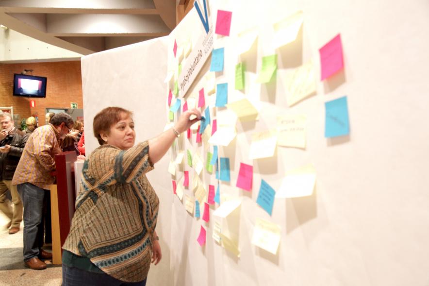 Gala del Voluntariado 2017 - Imagen de una persona pegando una nota en una pared de deseos.