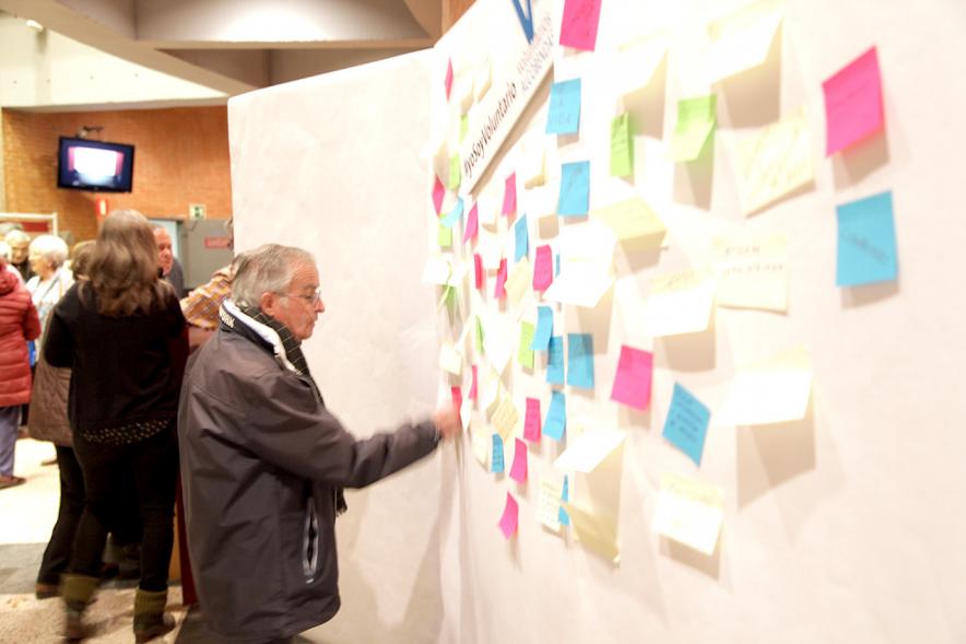 Gala del Voluntariado 2017 - Imagen de una persona pegando una nota en una pared de deseos.