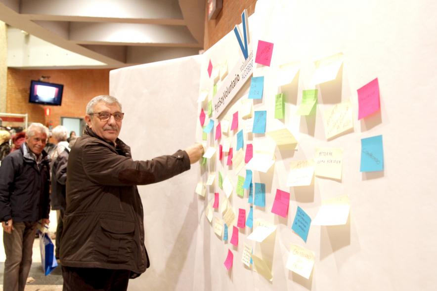 Gala del Voluntariado 2017 - Imagen de una persona pegando una nota en una pared de deseos.