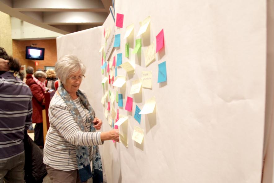 Gala del Voluntariado 2017 - Imagen de una persona pegando una nota en una pared de deseos.