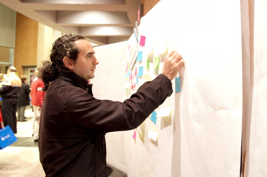 Gala del Voluntariado 2017 - Imagen de una persona pegando una nota en una pared de deseos.