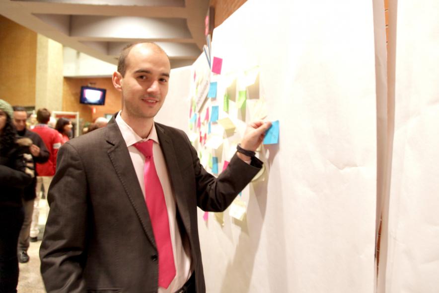 Gala del Voluntariado 2017 - Imagen de una persona pegando una nota en una pared de deseos.