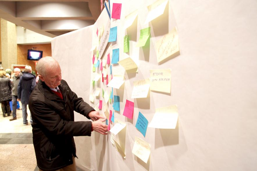Gala del Voluntariado 2017 - Imagen de una persona pegando una nota en una pared de deseos.