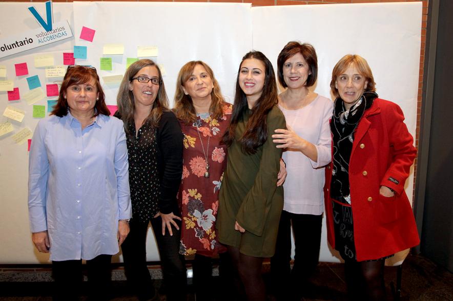 Gala del Voluntariado 2017 - Imagen de una persona pegando una nota en una pared de deseos.