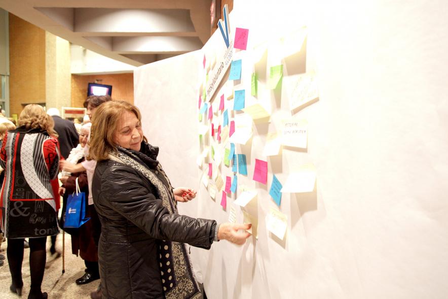 Gala del Voluntariado 2017 - Imagen de una persona pegando una nota en una pared de deseos.