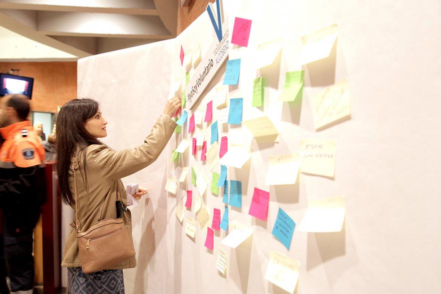 Gala del Voluntariado 2017 - Imagen de una persona pegando una nota en una pared de deseos.