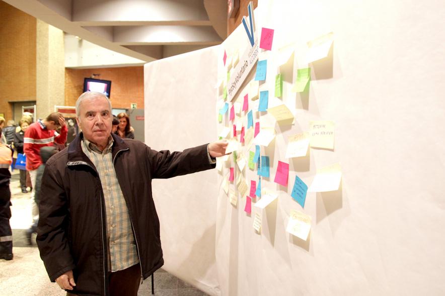 Gala del Voluntariado 2017 - Imagen de una persona pegando una nota en una pared de deseos.