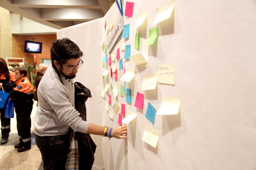 Gala del Voluntariado 2017 - Imagen de una persona pegando una nota en una pared de deseos.