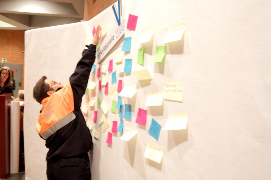 Gala del Voluntariado 2017 - Imagen de una persona pegando una nota en una pared de deseos.