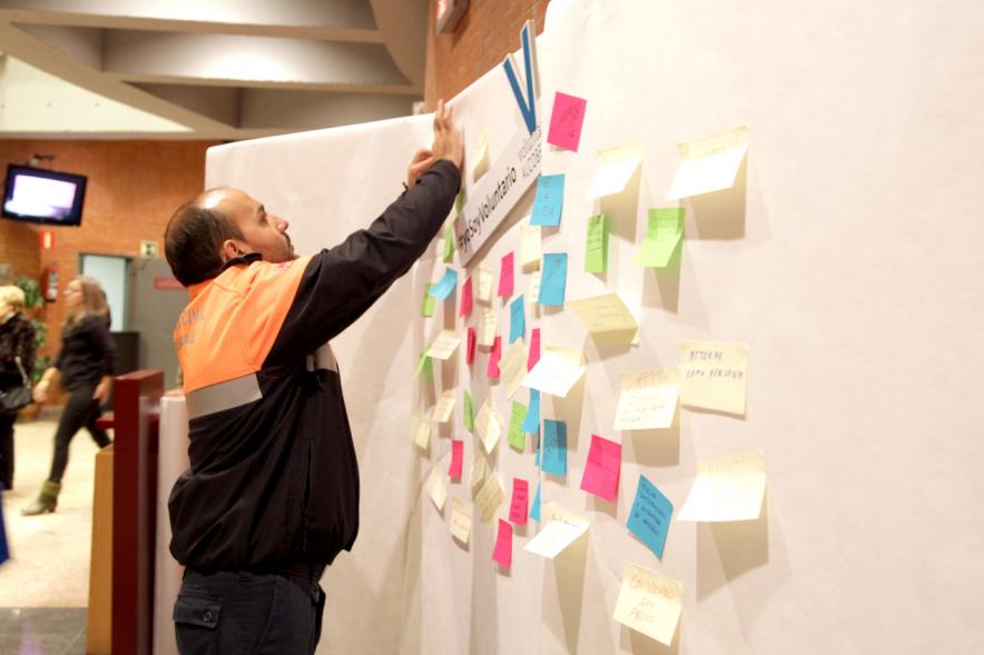 Gala del Voluntariado 2017 - Imagen de una persona pegando una nota en una pared de deseos.