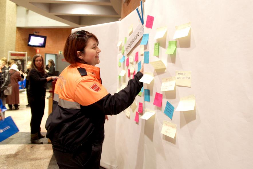 Gala del Voluntariado 2017 - Imagen de una persona pegando una nota en una pared de deseos.