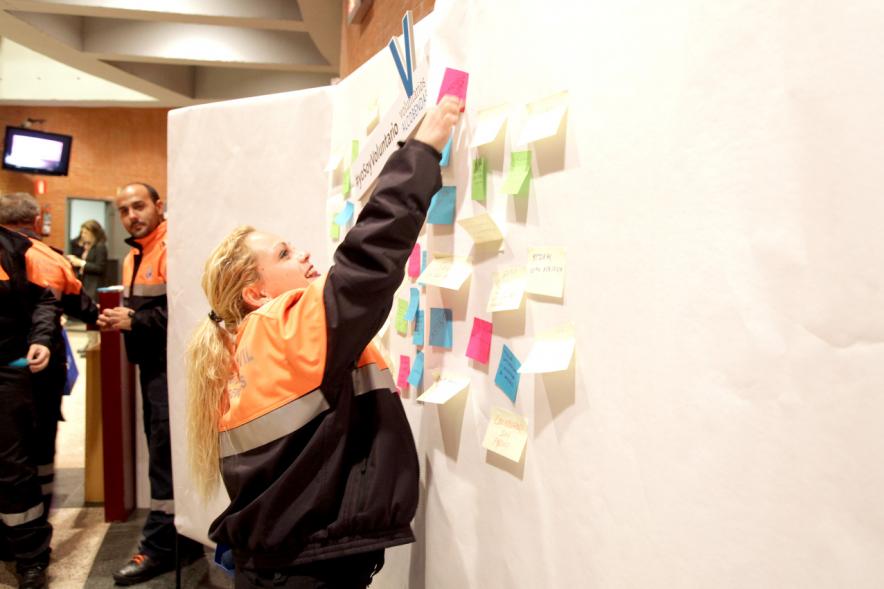 Gala del Voluntariado 2017 - Imagen de una persona pegando una nota en una pared de deseos.