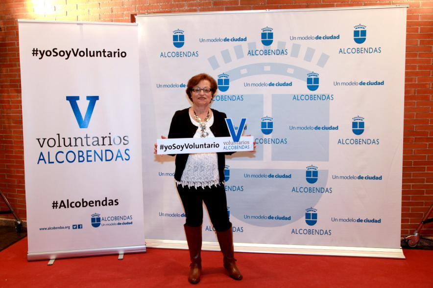 Gala del Voluntariado 2016 - Imagen de una asistente a la gala en el photocall del evento.