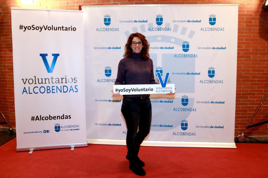 Gala del Voluntariado 2016 - Imagen de una asistente a la gala en el photocall del evento.