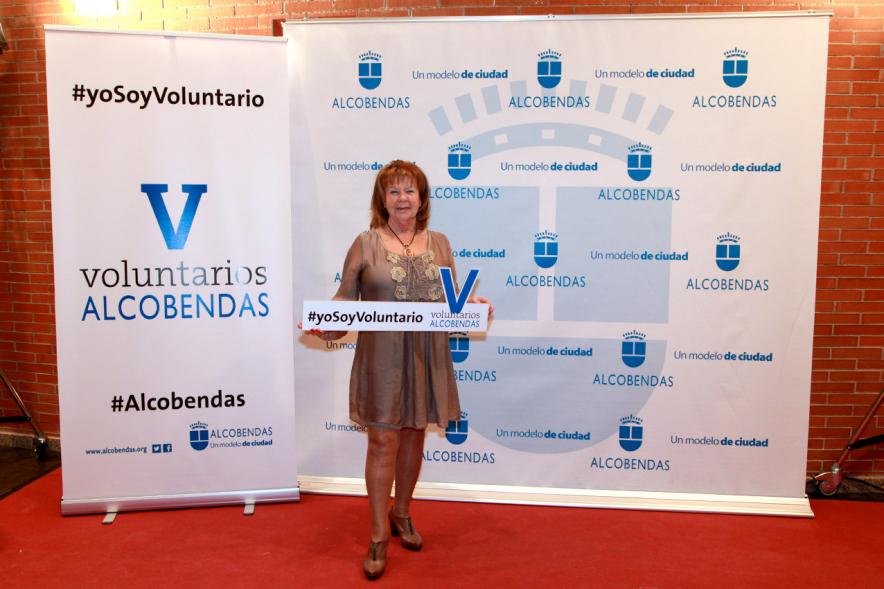 Gala del Voluntariado 2016 - Imagen de una asistente a la gala en el photocall del evento.